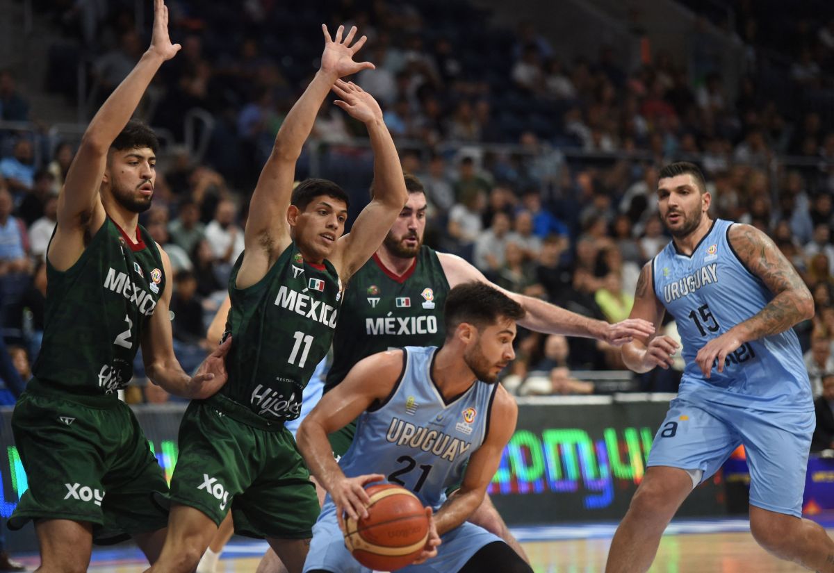 Selección de México de Baloncesto ante Uruguay en Montevideo.