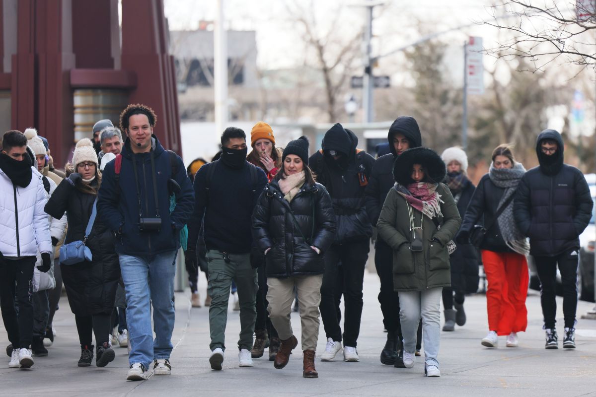 Residentes de NY se protegen de las bajas temperaturas y los fuertes vientos.