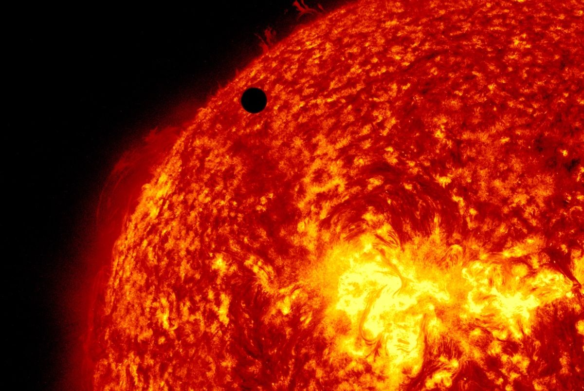 Un filamento de plasma que brota de la superficie del Sol se desprendió y apareció formando un vórtice en forma de corona sobre el polo norte solar