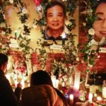 Las imágenes de las víctimas se muestran en una vigilia con velas en el creciente monumento fuera del Star Ballroom Dance Studio. (Getty Images)