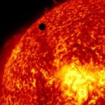 Un filamento de plasma que brota de la superficie del Sol se desprendió y apareció formando un vórtice en forma de corona sobre el polo norte solar