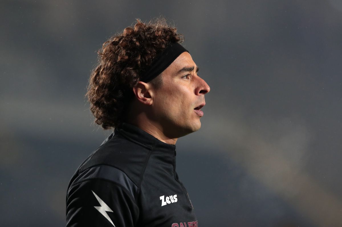 Guillermo Ochoa con la Salernitana. 