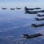 Dos bombarderos estadounidenses B-1 realizan maniobras sobre la península coreana escoltados por cazas F-35 surcoreanos y F-16 estadounidense.