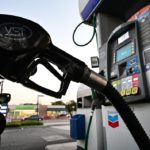 Durante el verano pasado, el precio de la gasolina tocó un máximo histórico al llegar a los $5 dólares en promedio a nivel nacional, lo que llevó la inflación a su máximo de 9.1% anual en junio.