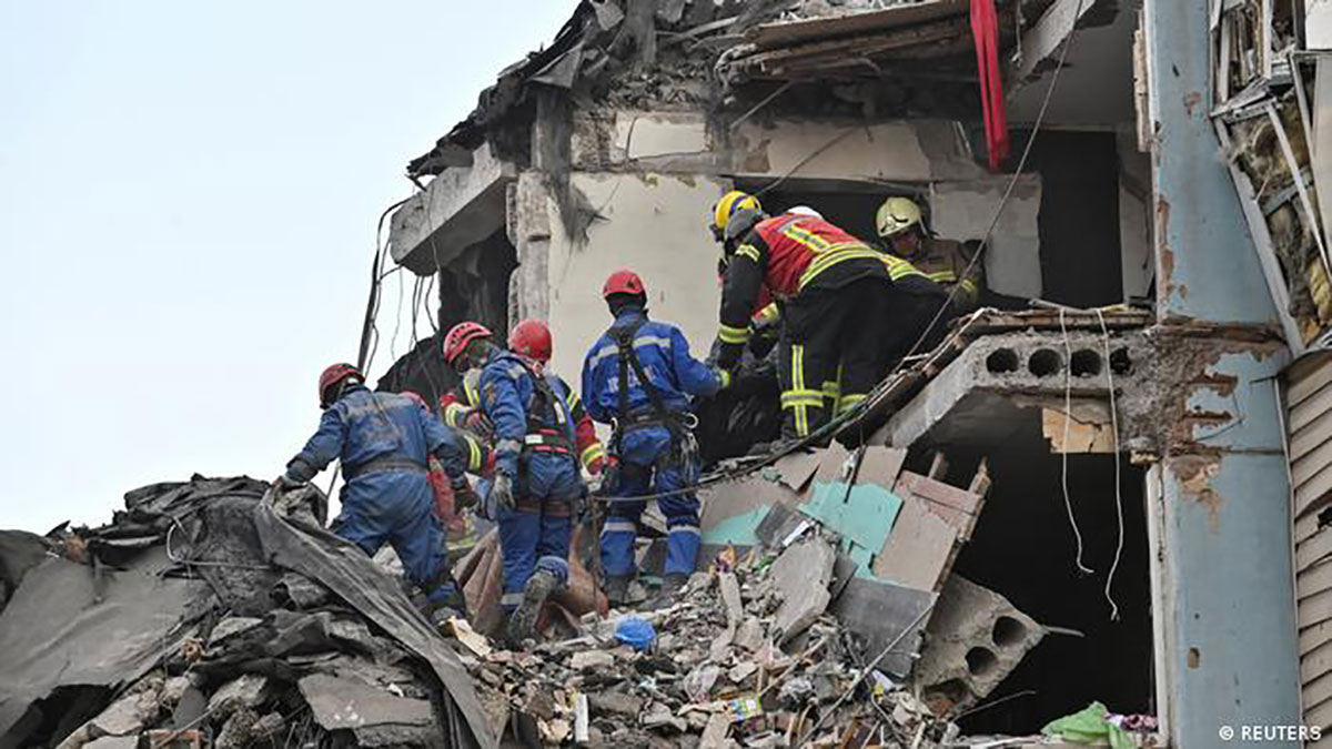 Rescatistas sacan otro cuerpo del edificio atacado por los rusos.