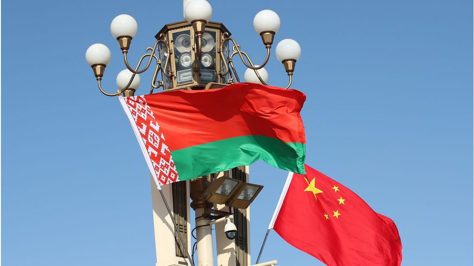 Las banderas de Bielorrusia y China en Pekín.