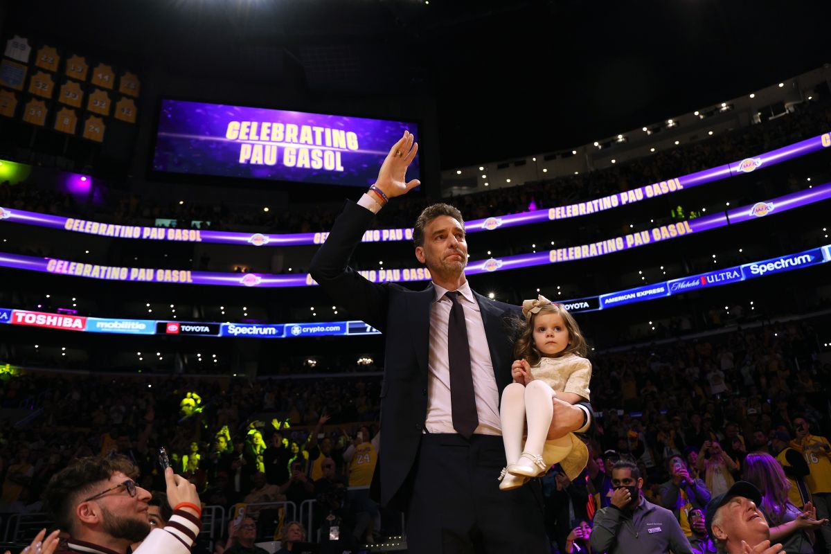 LOS ANGELES, CALIFORNIA - MARCH 07: Pau Gasol #16 of the Los Angeles Lakers waves to applause holding daughter Elisabet Gianna, before his jersey retirement ceremony at halftime in the game between the Memphis Grizzlies and the Los Angeles Lakers at Crypto.com Arena on March 07, 2023 in Los Angeles, California. NOTE TO USER: User expressly acknowledges and agrees that, by downloading and/or using this Photograph, user is consenting to the terms and conditions of the Getty Images License Agreement. Mandatory Copyright Notice: Copyright 2023 NBAE. (Photo by Harry How/Getty Images)