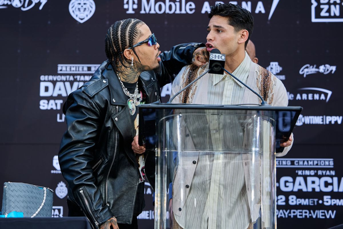 Gervonta Davis quiso intimidar a Ryan García cuando éste se encontraba en el estrado. /Foto: Esther Lin/Showtime