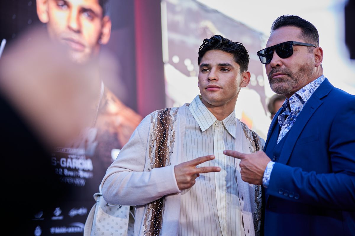 García y su promotor Óscar de la Hoya. /Foto: Esther Lin/Showtime