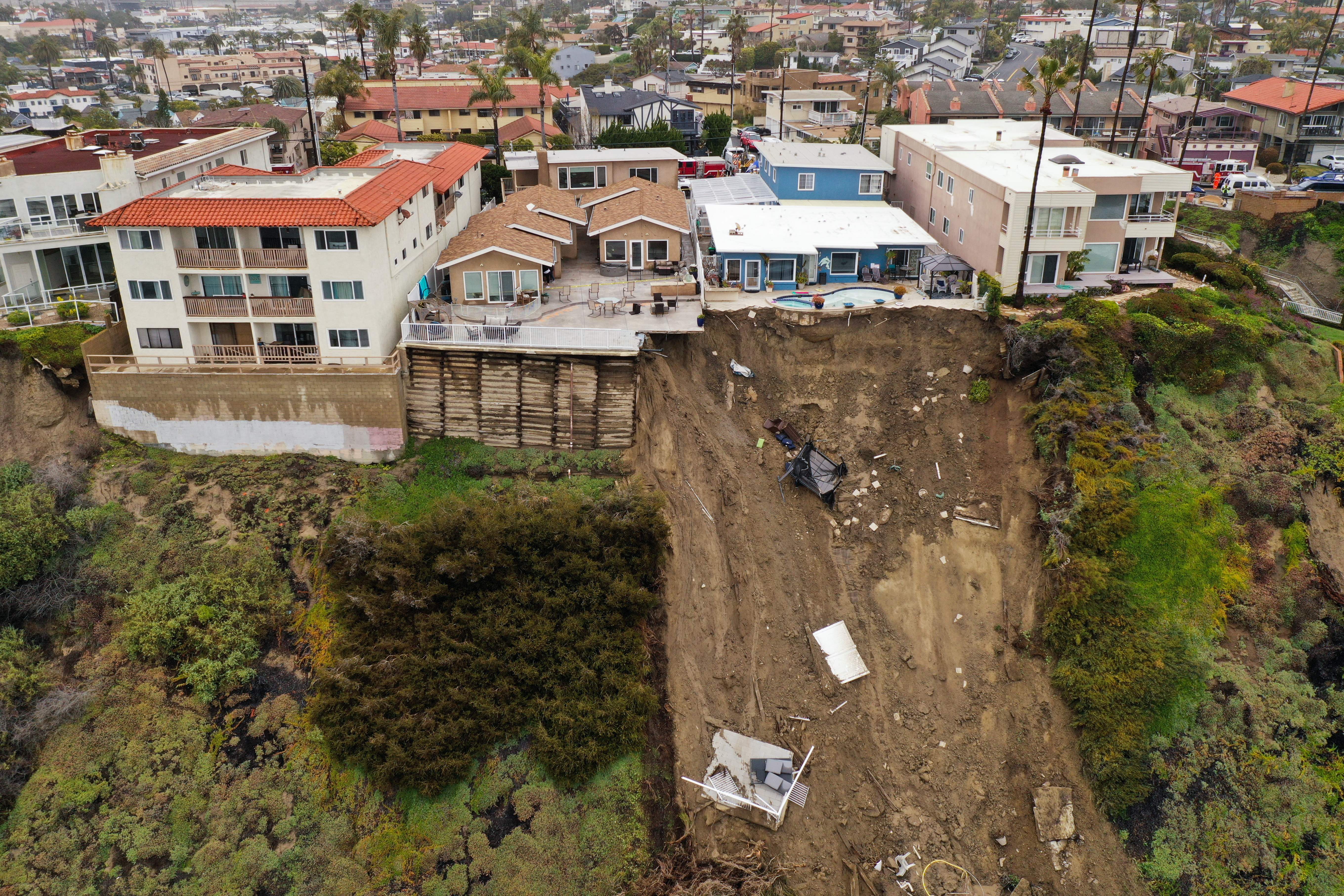 Los residentes fueron evacuados de las casas con vista a la costa en Buena Vista, San Clemente, debido al deslizamiento de tierra.