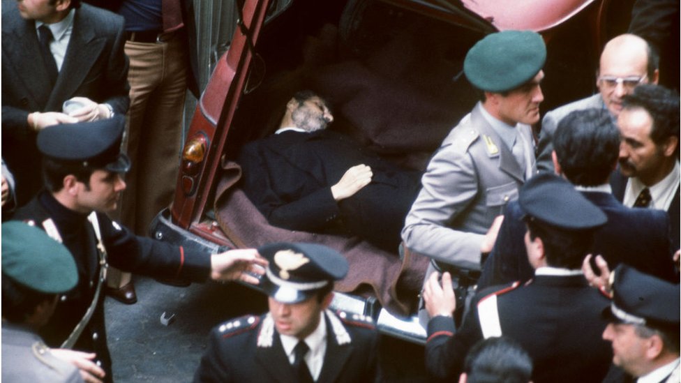 El cadáver de Aldo Moro en el maletero de un coche.