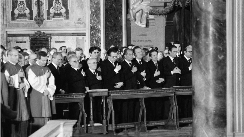 Varios miembros del gobierno italiano acuden a la misa fúnebre por Aldo Moro.