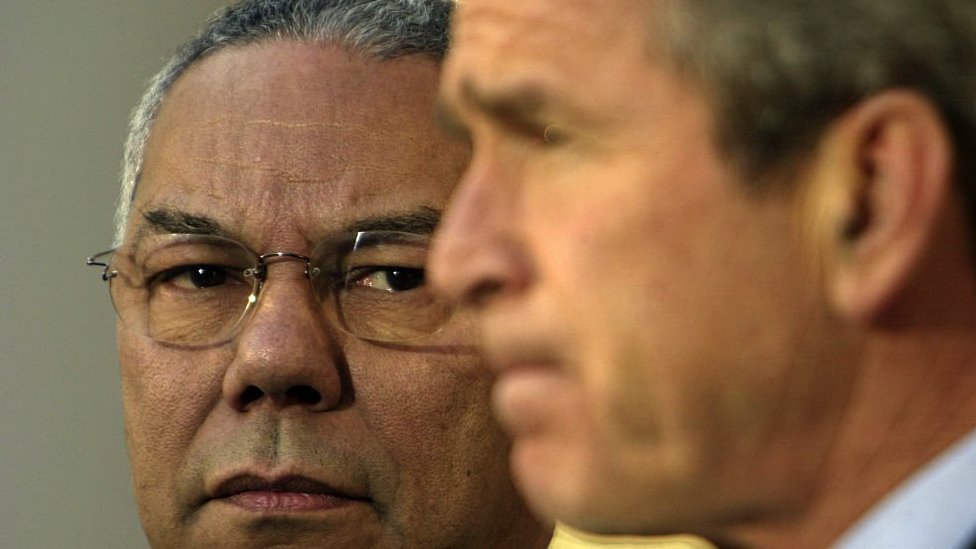 Powell junto a Bush en 2002.