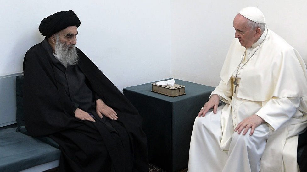 Al Sistani (a la izquierda) durante una reunión con el papa Francisco en 2021.