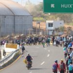 Una nueva caravana migrante es vista en una carretera en Huixtla , México, en su avance hacia EE.UU.
