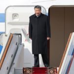 Xi Jinping subiendo al avión antes de dejar Moscú.
