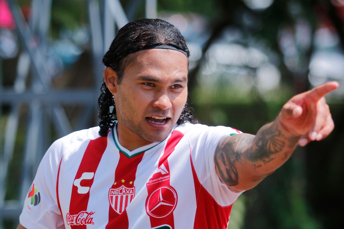 Gullit Peña en la época que vistió los colores del Necaxa.