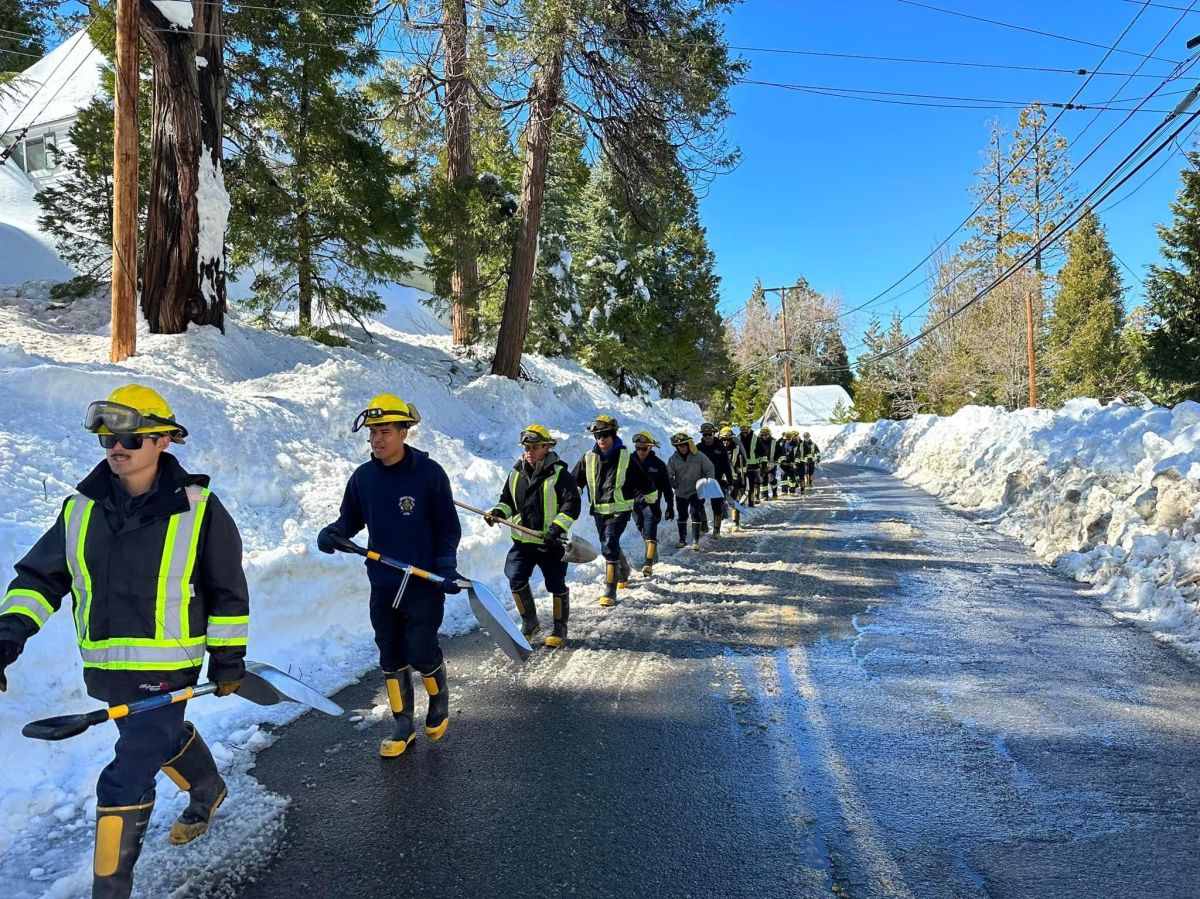 Miembros del condado de San Bernardino trabajan limpiando las carreteras.