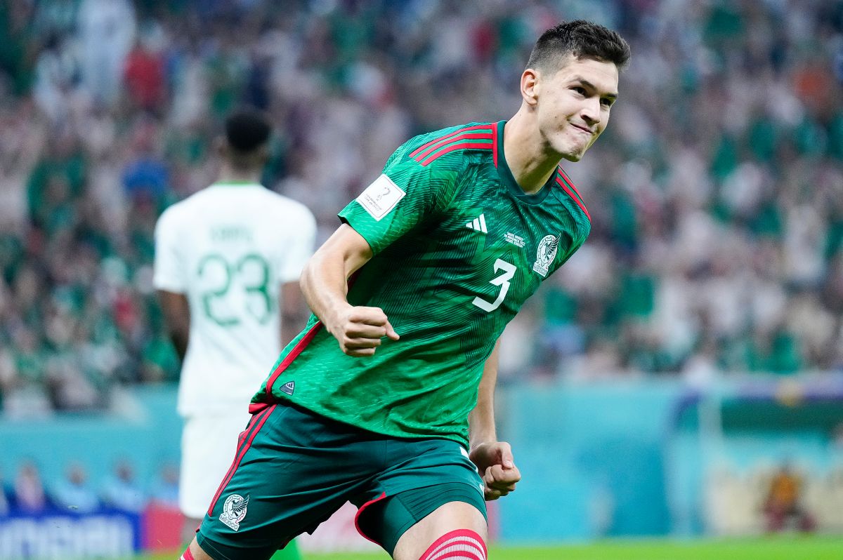 César Montes con México en el Mundial Qatar 2022.