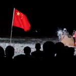 Un estudio publicado en la revista Nature Geoscience revela diminutas esférulas de vidrio recogidas en muestras de suelo lunar y traídas a la Tierra por la misión china Chang'e-5. / Foto: AFP / Getty images