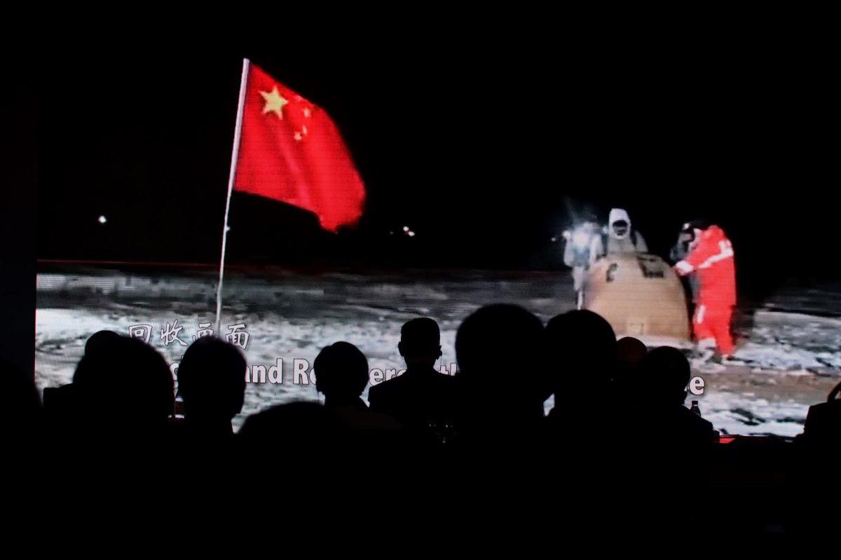 Un estudio publicado en la revista Nature Geoscience revela diminutas esférulas de vidrio recogidas en muestras de suelo lunar y traídas a la Tierra por la misión china Chang'e-5. / Foto: AFP / Getty images