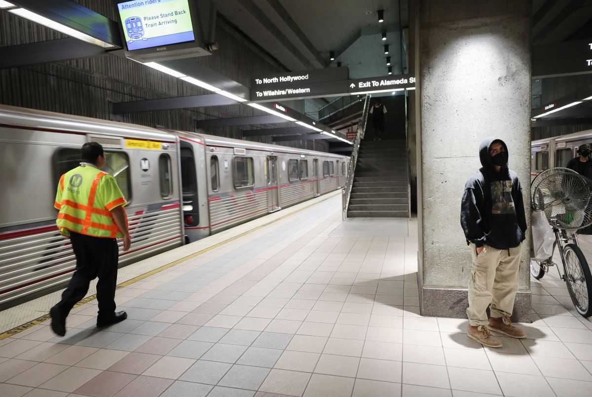 El ataque ocurrió en la estación Wilshire/Western, en el área de Koreatown.