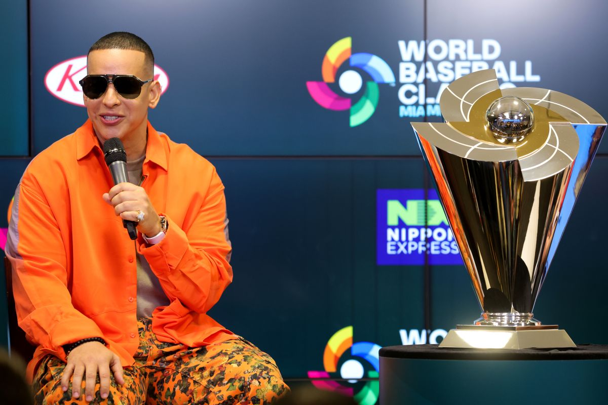 Daddy Yankee hablando en la conferencia de prensa realizada por el Clásico Mundial de Béisbol.