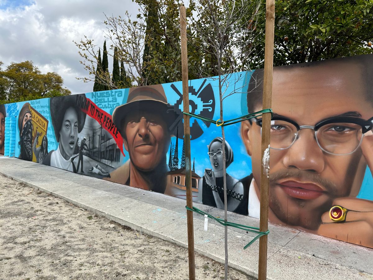 Un mural contra el odio con símbolos de diferentes culturas fue develado en el barrio de Watts. (Araceli Martínez/La Opinión)