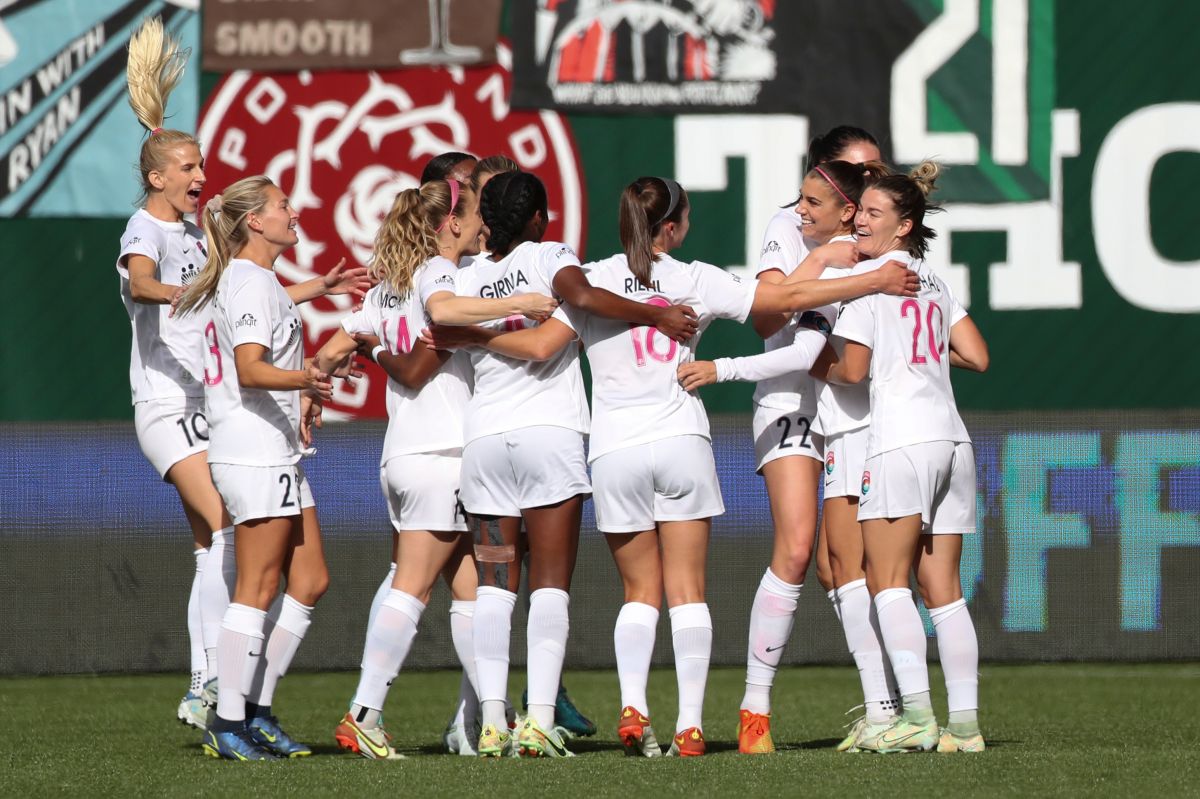 Futbolistas del San Diego Wave celebrando un gol.