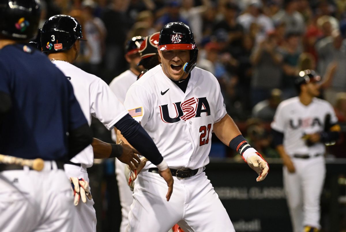 Mike Trout celebrando un cuadrangular en la victoria de USA ante Canadá.