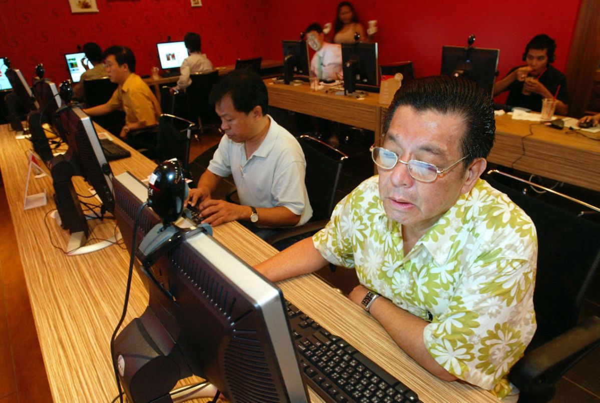 Zhou conoció a la mujer en línea y como seguía en el extranjero atendiendo su negocio de frutas, las citas por internet eran la única opción viable. / Foto: AFP / Getty Images 