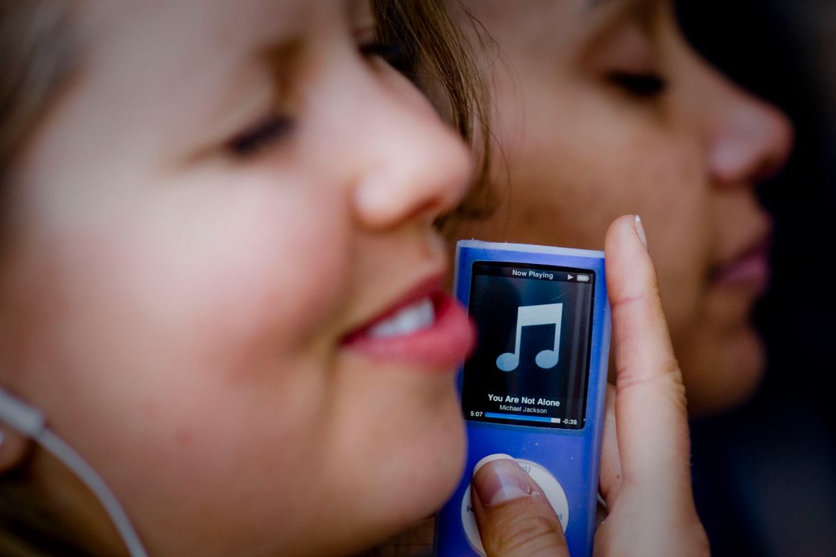 Investigadores han descubierto que las intervenciones de escucha musical también pueden aumentar la eficacia de los medicamentos. / Foto: Getty Images