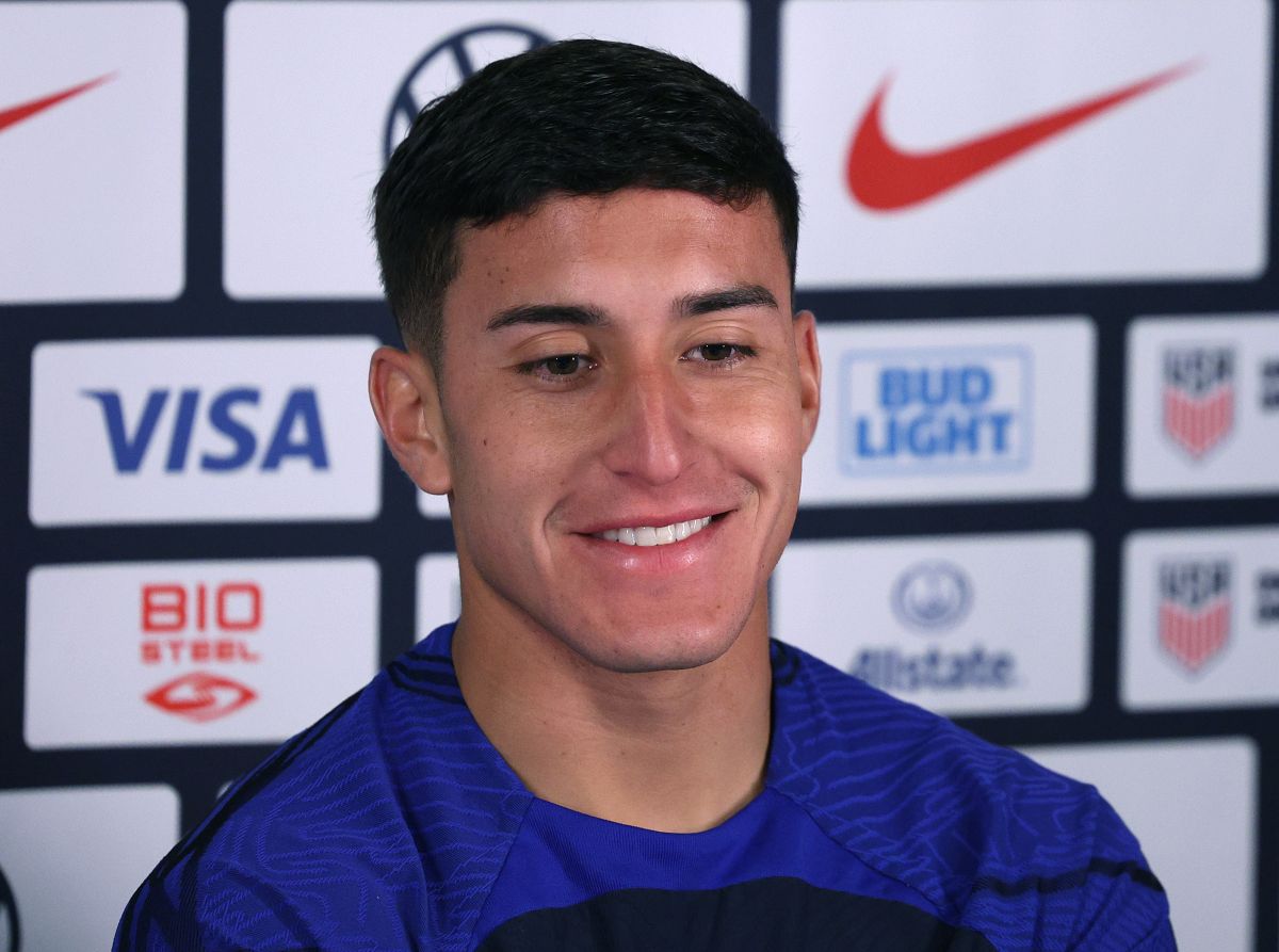 Alejandro Zendejas en conferencia de prensa con la Selección de Estados Unidos. 