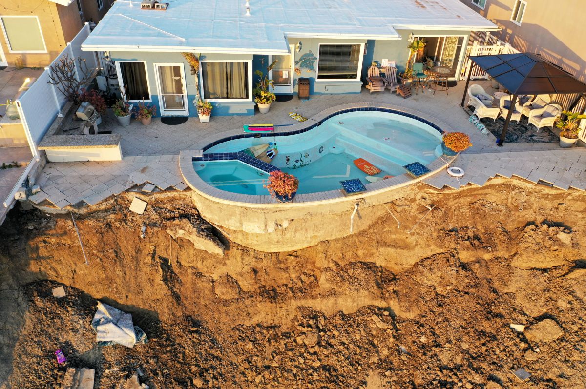 Vista de una piscina al borde de un deslizamiento de tierra provocado por fuertes lluvias, el 16 de marzo de 2023 en San Clemente.