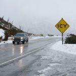Las nevadas ocasionan condiciones peligrosas para los conductores en las autopistas en áreas de montaña.