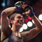 Alexa Grasso de México reacciona a su victoria sobre Valentina Shevchenko de Kirguistán en la pelea por el campeonato de peso mosca de UFC durante el evento UFC 285 en T-Mobile Arena el 4 de marzo de 2023 en Las Vegas, Nevada.