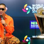 Daddy Yankee hablando en la conferencia de prensa realizada por el Clásico Mundial de Béisbol.