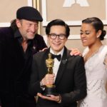 Troy Kotsur, Ke Huy Quan, ganador del premio al Mejor Actor en un Papel de Reparto por 'Everything Everywhere All at Once', y Ariana DeBose posan en la sala de prensa durante la 95ª entrega anual de los Premios Oscar.