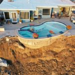 Vista de una piscina al borde de un deslizamiento de tierra provocado por fuertes lluvias, el 16 de marzo de 2023 en San Clemente.