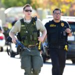 Alguaciles del Condado de Los Ángeles intentan que el sospechoso atrincherado se entregue de forma pacífica.