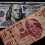 El precio del dólar se mantiene estable ante la crisis bancaria y el peso mexicano logra mantenerse también.