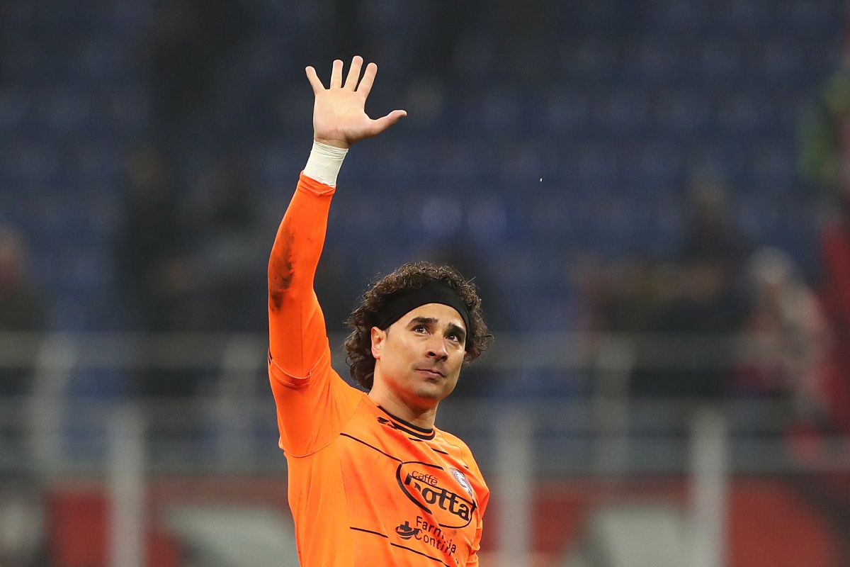 Guillermo Ochoa durante un partido de la Salernitana. 