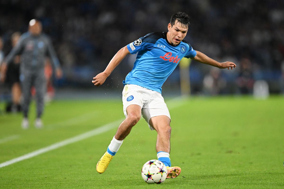 Hirving Lozano jugando la Champions League con el Napoli.