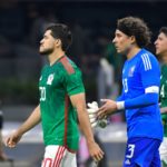 Henry Martin y Guillermo Ochoa en lamento, durante el partido de la fase de grupos de la Liga de Naciones de la Concacaf 2022-2023.