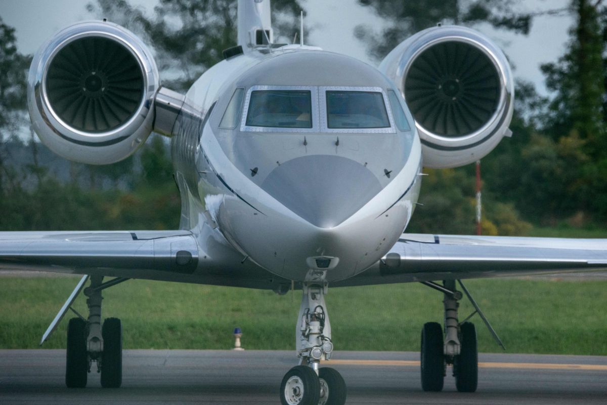 Las autoridades dijeron que cinco personas, tres pasajeros y dos miembros de la tripulación, estaban a bordo del avión.