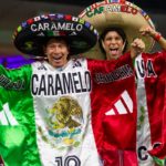 Caramelo y su hijo posan durante un partido de la Selección Mexicana de fútbol.