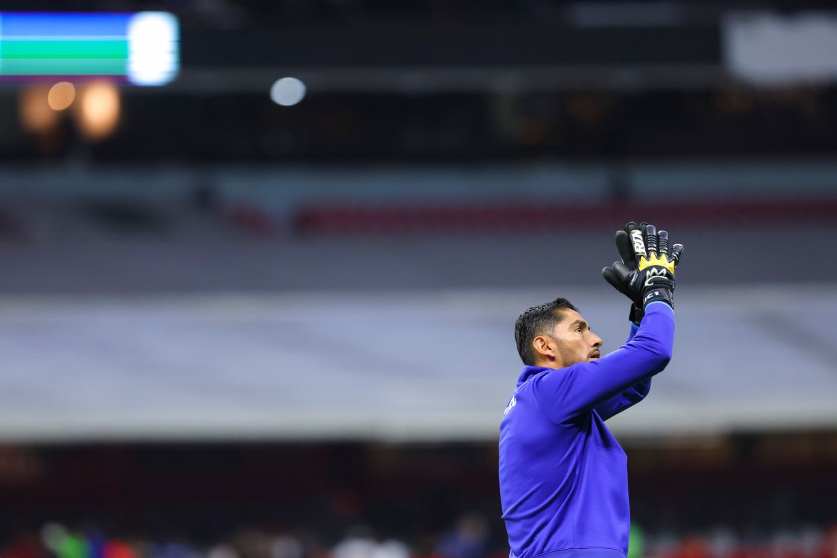 Jesús Corona en un partido con Cruz Azul. 