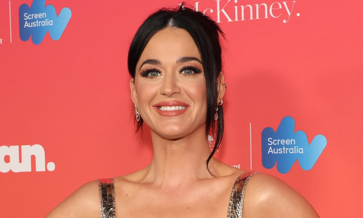 Con el buen humor que la caracteriza, Katy Perry compartió cómo aprendió a hacer un inusual movimiento de ojos.