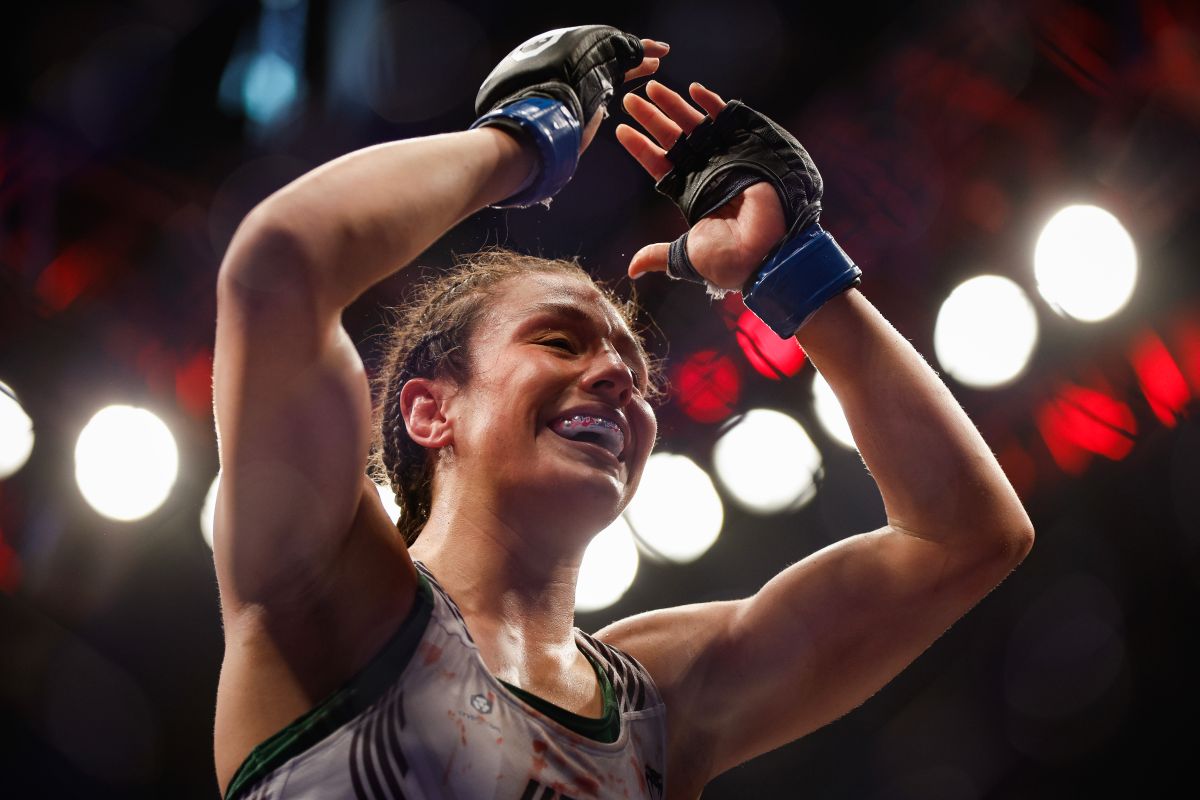 Alexa Grasso de México reacciona a su victoria sobre Valentina Shevchenko de Kirguistán en la pelea por el campeonato de peso mosca de UFC durante el evento UFC 285 en T-Mobile Arena el 4 de marzo de 2023 en Las Vegas, Nevada.