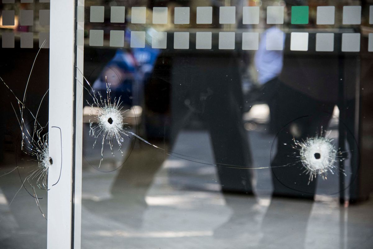 Imagen de orificios de bala en un escaparate de un supermercado perteneciente a la familia de Antonela Roccuzzo, esposa del astro del fútbol argentino Lionel Messi, luego de que agresores dispararan en la madrugada contra la fachada del local cerrado y dejaran un mensaje de amenaza a Messi. en Rosario, provincia de Santa Fe, Argentina, el 2 de marzo de 2023.